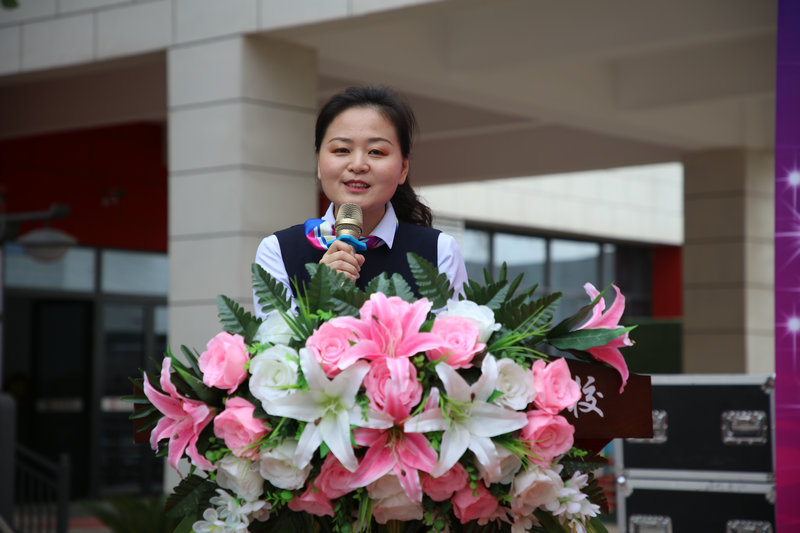 4、徐茜老师回顾学生成长足迹.JPG